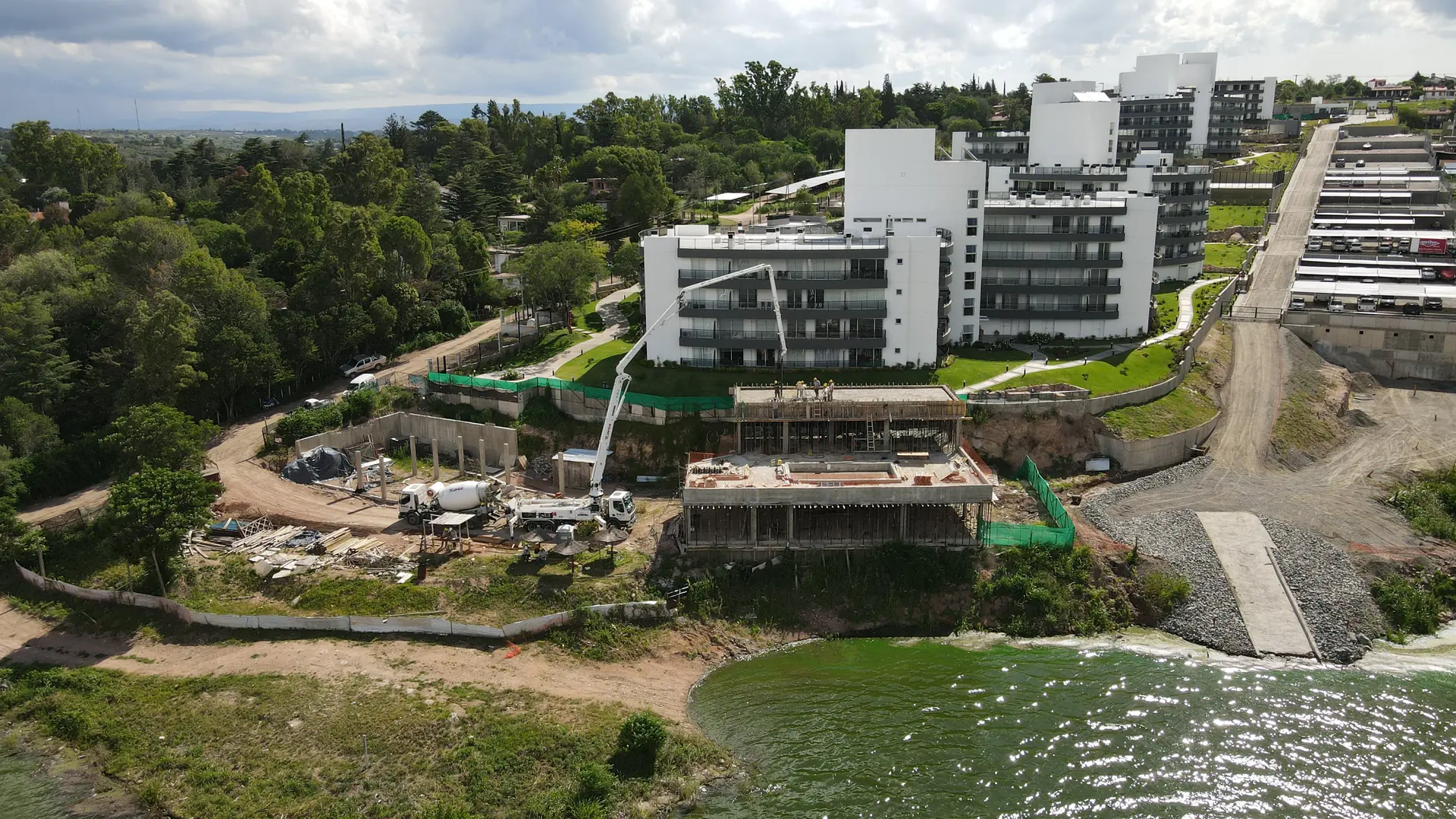 Edificio con bombeo de hormigón junto al lago