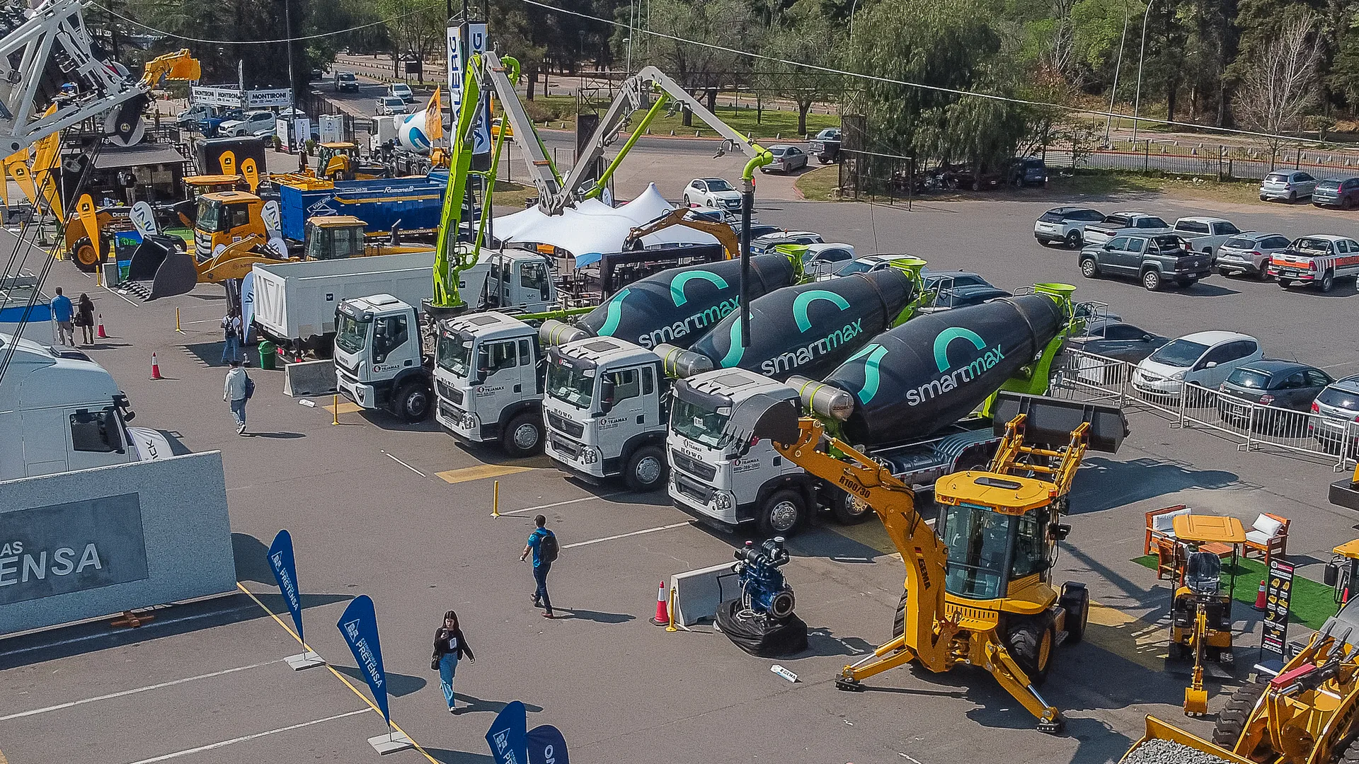 La flota SmartMax de Grupo Tejamax en una exposición